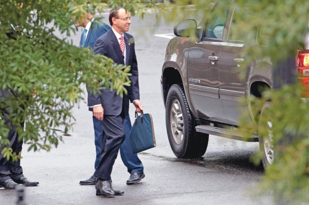 El viceprocurador de Justicia de EU, Rod Rosenstein, al salir ayer de la Casa Blanca tras una reunión con el jefe de gabinete, John Kelly. (SHAWN THEW. EFE)
