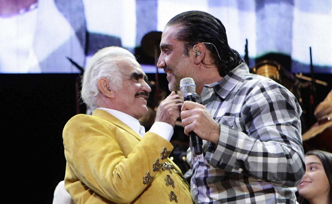 Alejandro Fernández abraza a su padre Vicente Fernández en el escenario durante la celebración de su aniversario 73. Foto: EFE/Ulises Ruiz Basurto, archivo