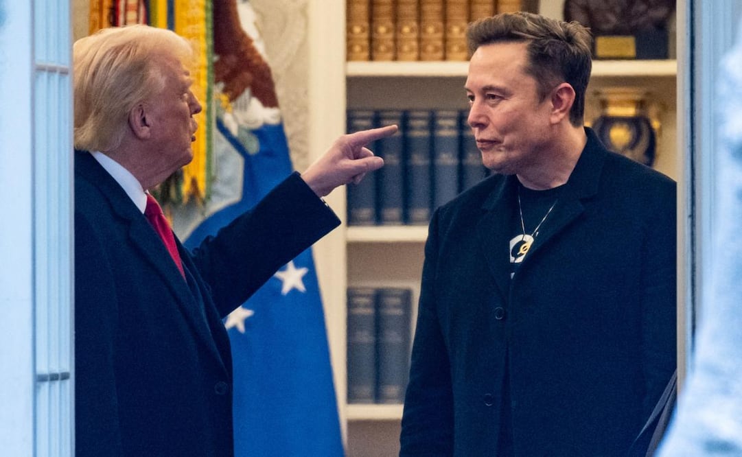 El presidente estadounidense Donald Trump y Elon Musk (der.) hablan en el Despacho Oval de la Casa Blanza. Foto: AFP
