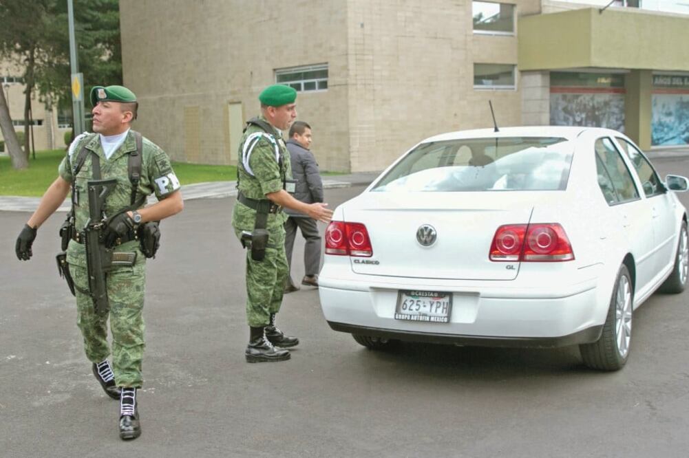 Andrés Manuel López Obrador, presidente electo de México, acudió a la Secretaría de la Defensa, para reunirse con el general Salvador Cienfuegos Zepeda. (MOISÉS PABLO. CUARTOSCURO)
