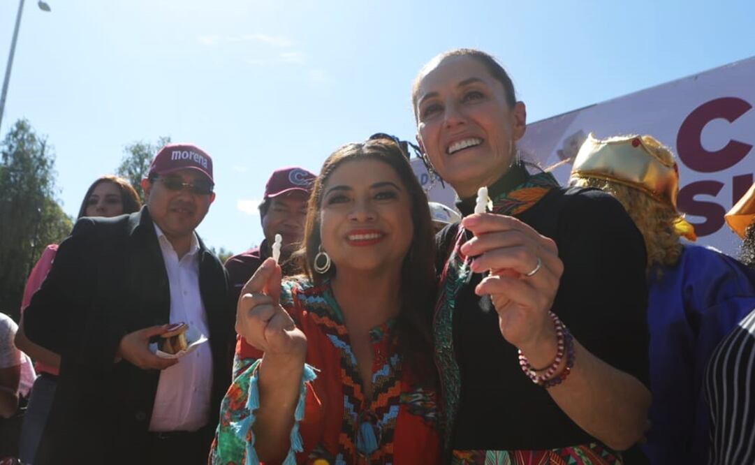Claudia Sheinbuam y Clara Brugada parten la rosca de Reyes, junto a José Carlos Acosta, alcalde de Xochimilco. Foto: Gabriel Pano/ EL UNIVERSAL