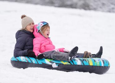 Tormenta invernal en EU deja vuelos cancelados y carreteras intransitables; siguen problemas en aeropuertos