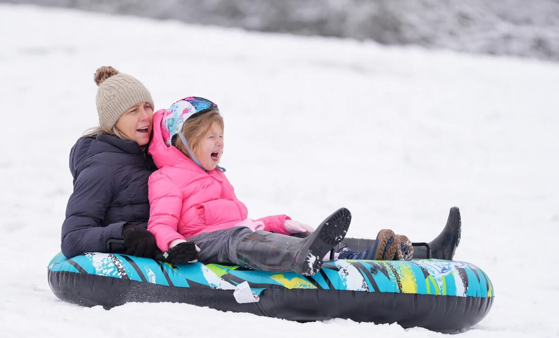 Estadounidenses en una colina cubierta de nieve en Nashville, Tennessee. Foto: AP