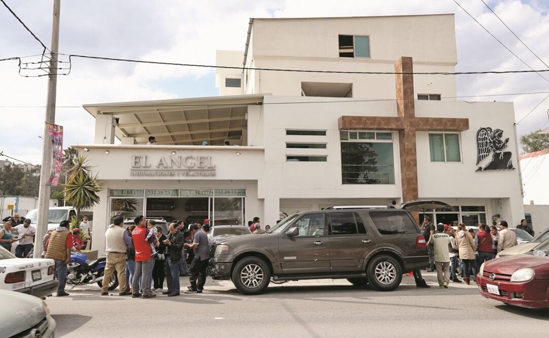 Después de identificar los cadáveres, parientes de los fallecidos esperaron la entrega de los cuerpos para poder sepultarlos. Foto: VALENTE ROSAS. EL UNIVERSAL