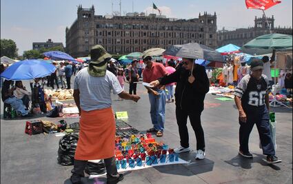 FOTOS: Ambulantes desbordan plantón de la CNTE en el Zócalo de la CDMX