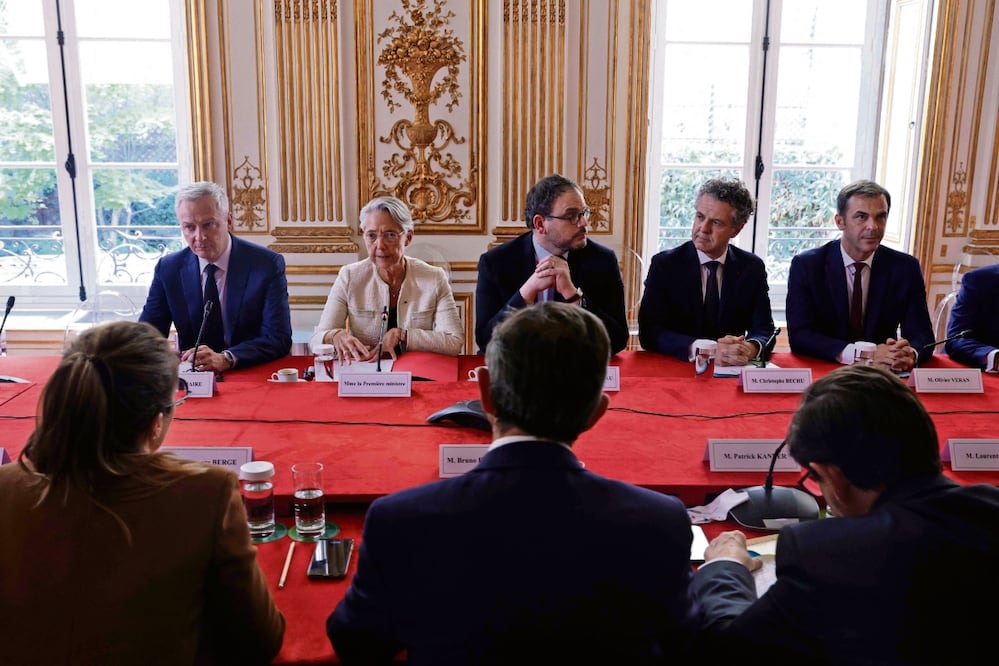 La primera ministra francesa, Élisabeth Borne, recibió ayer a los representantes de los grupos políticos parlamentarios en París. Foto: Geoffroy Van der Hasselt. / AFP