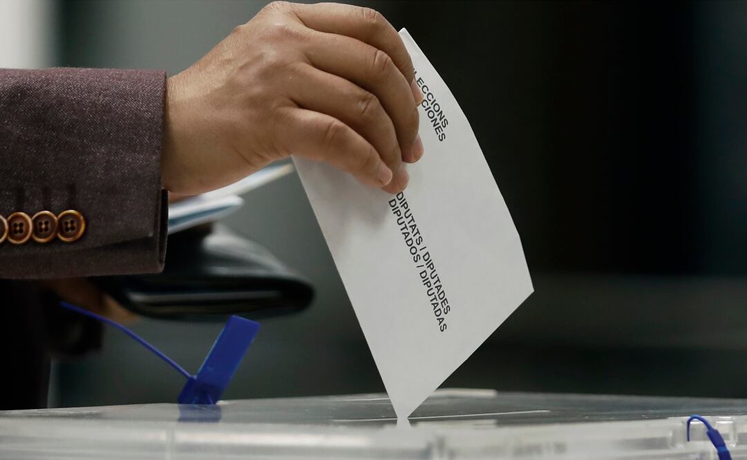 Los catalanes eligen este domingo a 135 diputados diputados regionales y la mayoría absoluta son 68 escaños. Foto: EFE