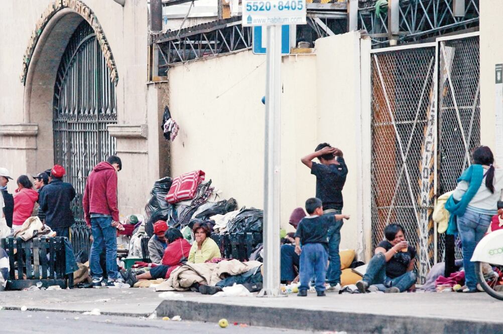 La población de calle que vive en Artículo 123 ha llegado a superar las 25 personas, entre ellas niños (ARCHIVO EL UNIVERSAL)