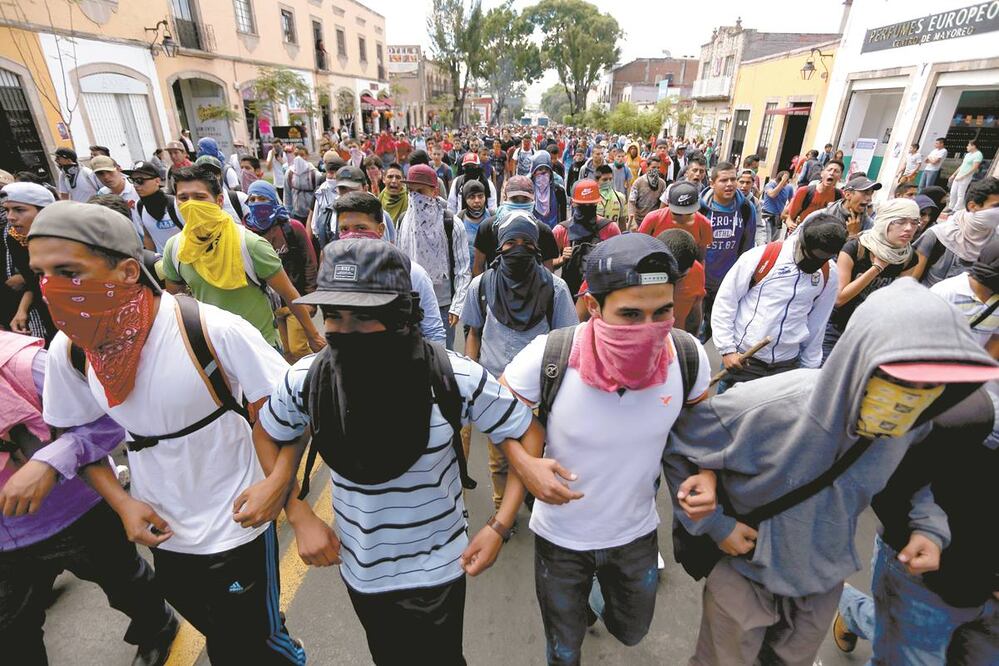 Los normalistas inconformes pasaron de las movilizaciones legales a los bloqueos de carreteras para presionar al gobierno, indica especialista. Fotos/ ARCHIVO EL UNIVERSAL