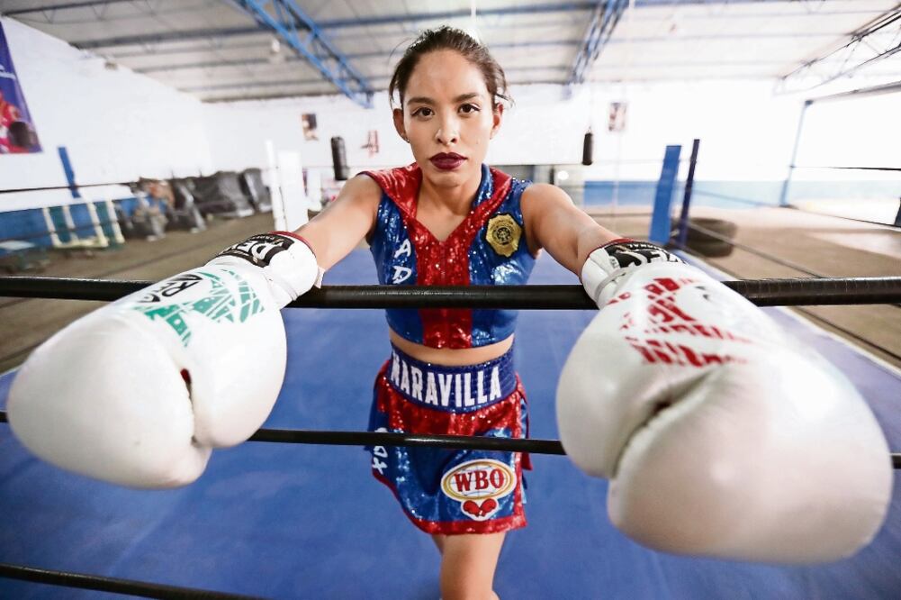 El uniforme que porta para boxear es un traje azul con rojo, colores representativos de la SSP-CDMX, sus guantes blancos y sus zapatillas fueron un regalo del propio titular de la dependencia, Hiram Almeida Estrada. (Fotos: ARIEL OJEDA)