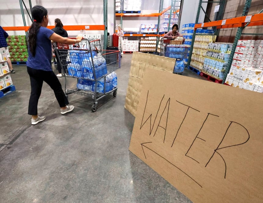 Clientes cargan cajas de agua en Costco, el lunes 7 de octubre de 2024, en Altamonte Springs, Florida, mientras se preparan para el impacto inminente del huracán Milton. Foto: AP