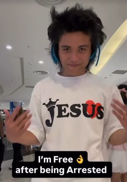 Él es el joven que saltó las vallas para abrazar a Ariana Grande durante la premier de "Wicked 2", se llama en redes Johnson Wen, "Pyjama Man", y admite que es el "troll más odiado".