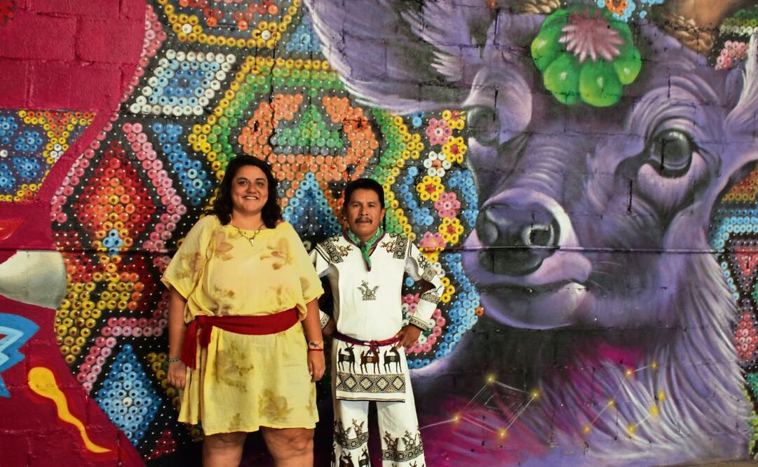 Leyla Brashka, artista lagunera y cabeza del proyecto, explica que la venada gigante está basada en la cosmogonía wixárika, donde el venado azul, llamado Kauyumari en su lengua, es un ser sagrado y espiritual. Foto: Francisco Rodríguez / EL UNIVERSAL