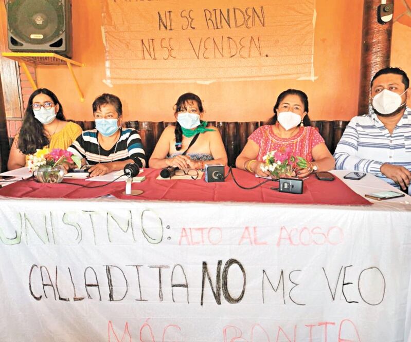 La profesora Virginia Ilescas Vela (centro) pidió el cese del hostigamiento laboral en la Unistmo. ROSELIA CHACA. EL UNIVERSAL