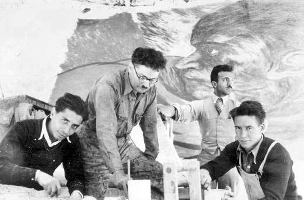 José Clemente Orozco con sus asistentes.