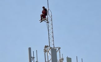 Hombre sube a torre de telecomunicaciones en Mérida; provoca movilización de cuerpos de emergencia