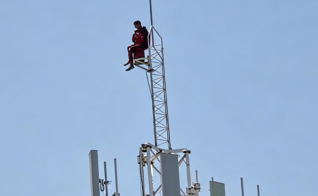 Un hombre que subió hasta la cima de una torre de telecomunicaciones provocó la movilización de cuerpos de seguridad, en Plan de Ayala Sur, Yucatan. | Foto: Especial.
