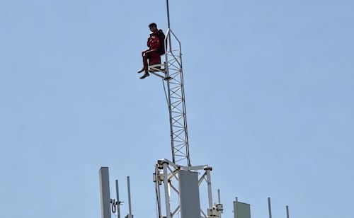 Man climbing Mérida telecommunications tower sparks emergency response