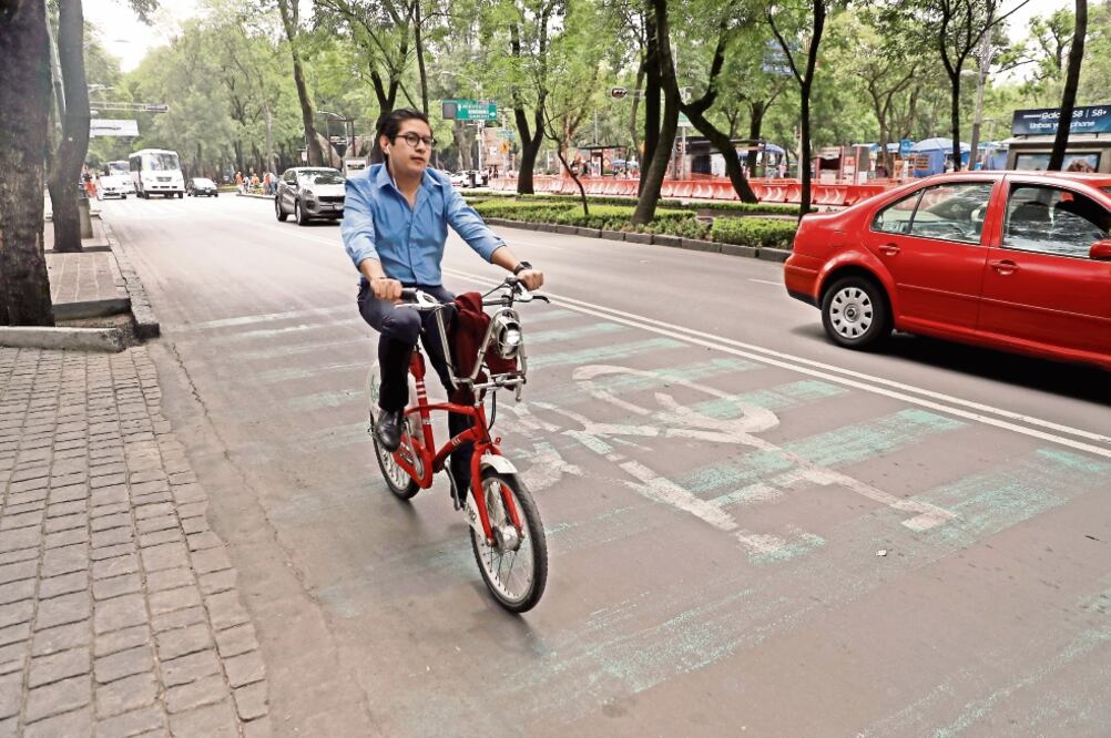 En el sitio existe un espacio para los ciclistas, el cual está descuidado y con el balizamiento desvanecido; peatones y automovilistas invaden el carril dejando poco espacio para los usuarios de bicicletas. (ALEJANDRA LEYVA. EL UNIVERSAL)