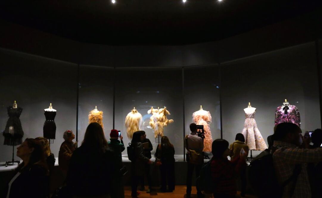 La exposición de este año en el Museo de Arte Metropolitano de Nueva York se titula "Manus x Machina: Fashion in an Age of Technology"  FOTO:AP