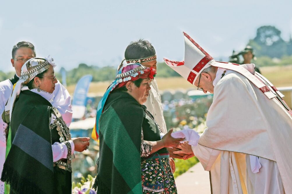 El papa Francisco acepta la ofrenda de una mujer mapuche, durante la misa multitudinaria realizada ayer en la Base Aérea de Maquehue, en Temuco, Chile (ALESSANDRA TARANTINO. AP)