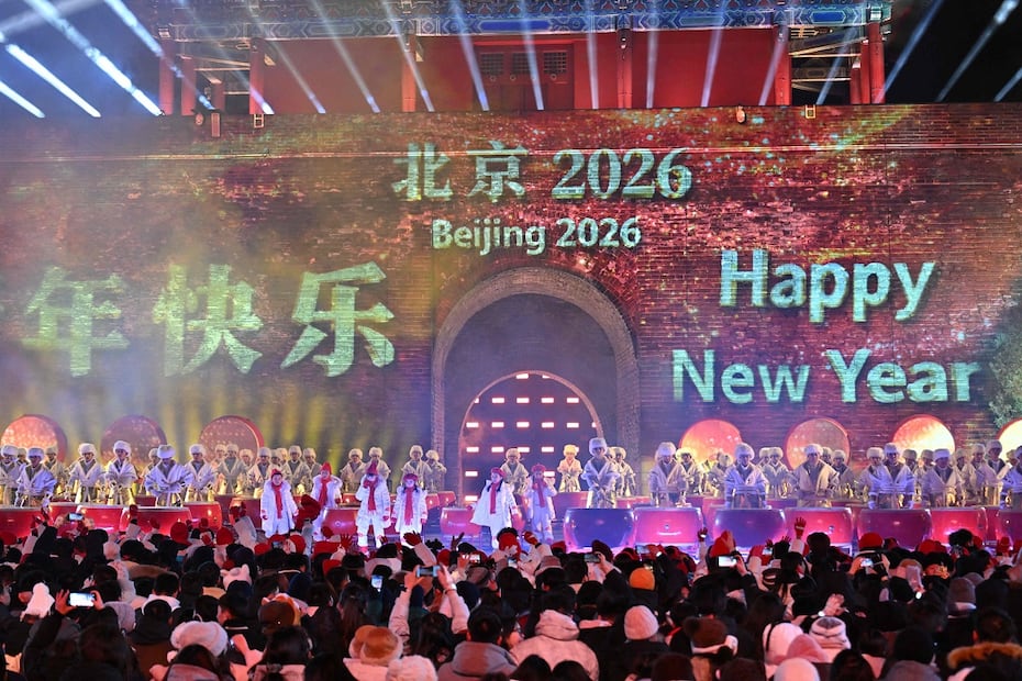 Borrador automático La gente se reunió en la Gran Muralla de Juyongguan, en China, para celebrar el Año Nuevo. FOTO: ADEK BERRY. AFP