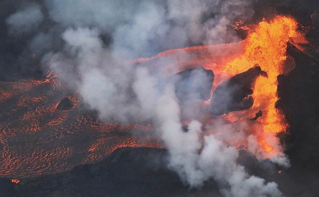 La lava que emana de la fisura 22 --como una salsa naranja en una olla hirviendo-- tiene unos 50 metros. Foto: AFP