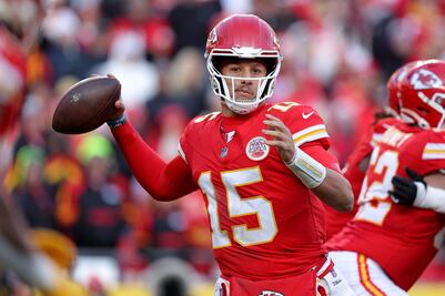Patrick Mahomes impone récord de franquicia en triunfo de los Chiefs sobre los Raiders