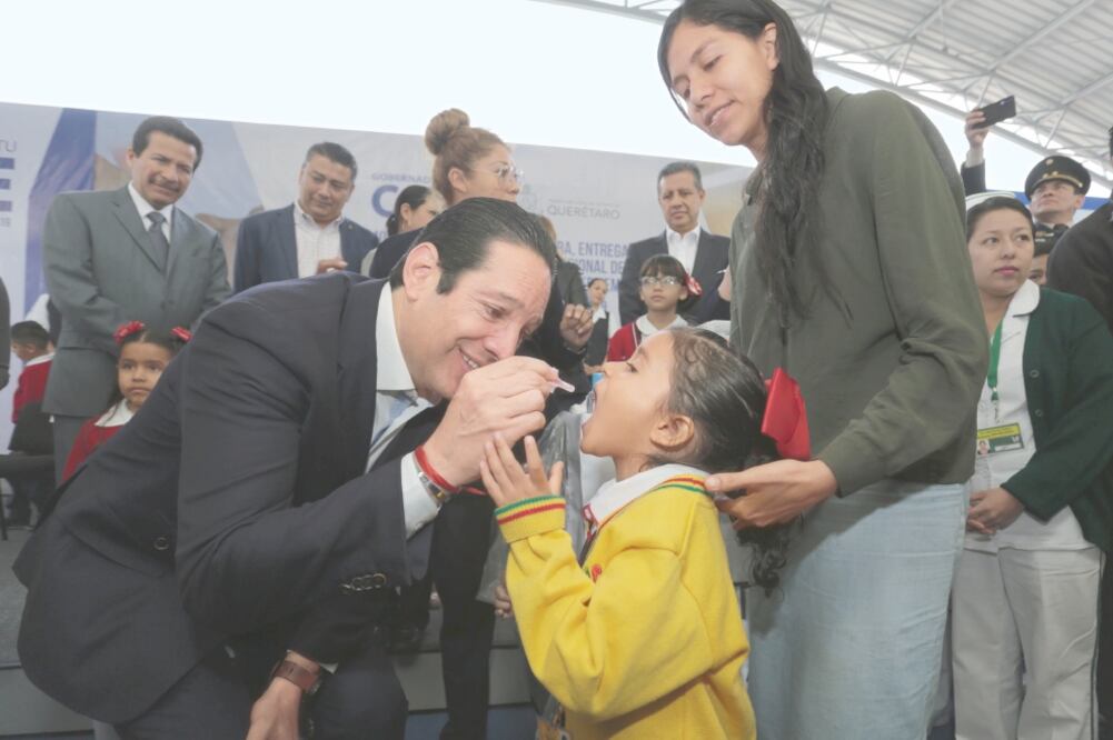 El gobernador de Querétaro, Francisco Domínguez Servién, acudió a la primaria 16 de septiembre, donde inauguró la Primera Semana de Salud 2019 y entregó obras de infraestructura educativa