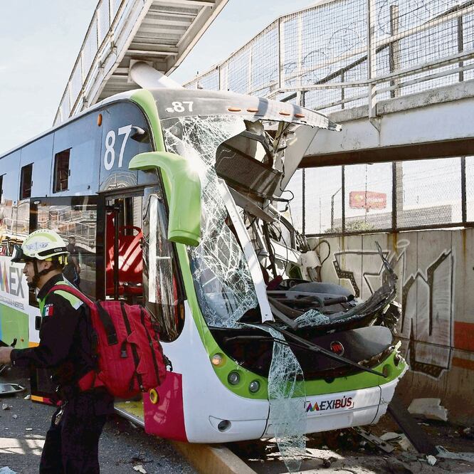 Según testimonios de los pasajeros, “el operador se fue directo a la guarnición, no sé si se quedó dormido o se distrajo, pero nos fuimos directo”. FOTO: ARMANDO MARTÍNEZ. EL UNIVERSAL