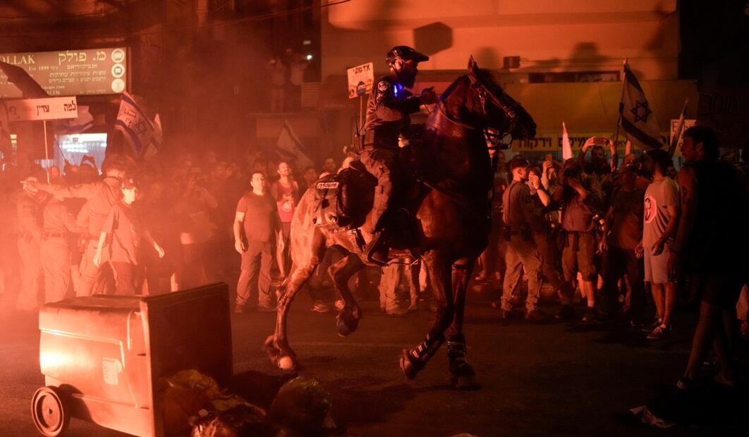 Agentes de la policía montada israelí dispersan a los manifestantes que bloquean una carretera durante una protesta contra el gobierno del primer ministro israelí, Benjamin Netanyahu en Tel Aviv, Israel. Foto: AP