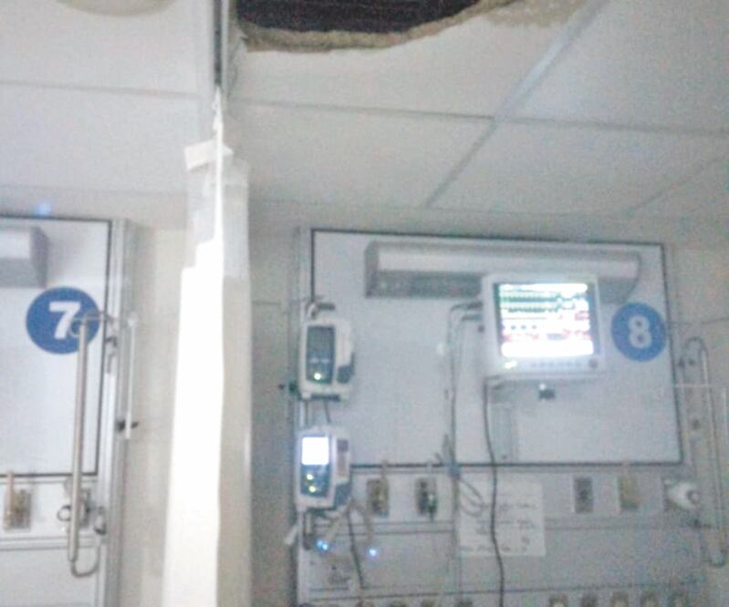 Los daños causados por el agua afectaron al menos dos camas de terapia intensiva. Foto: ESPECIAL