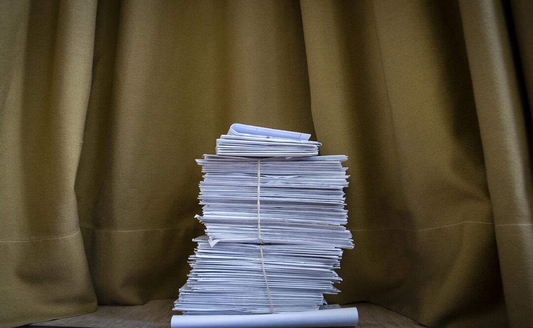 Vista de una pila de votos por correo pendientes de contabilizar este domingo en un colegio electoral de San Sebastián. Foto: EFE