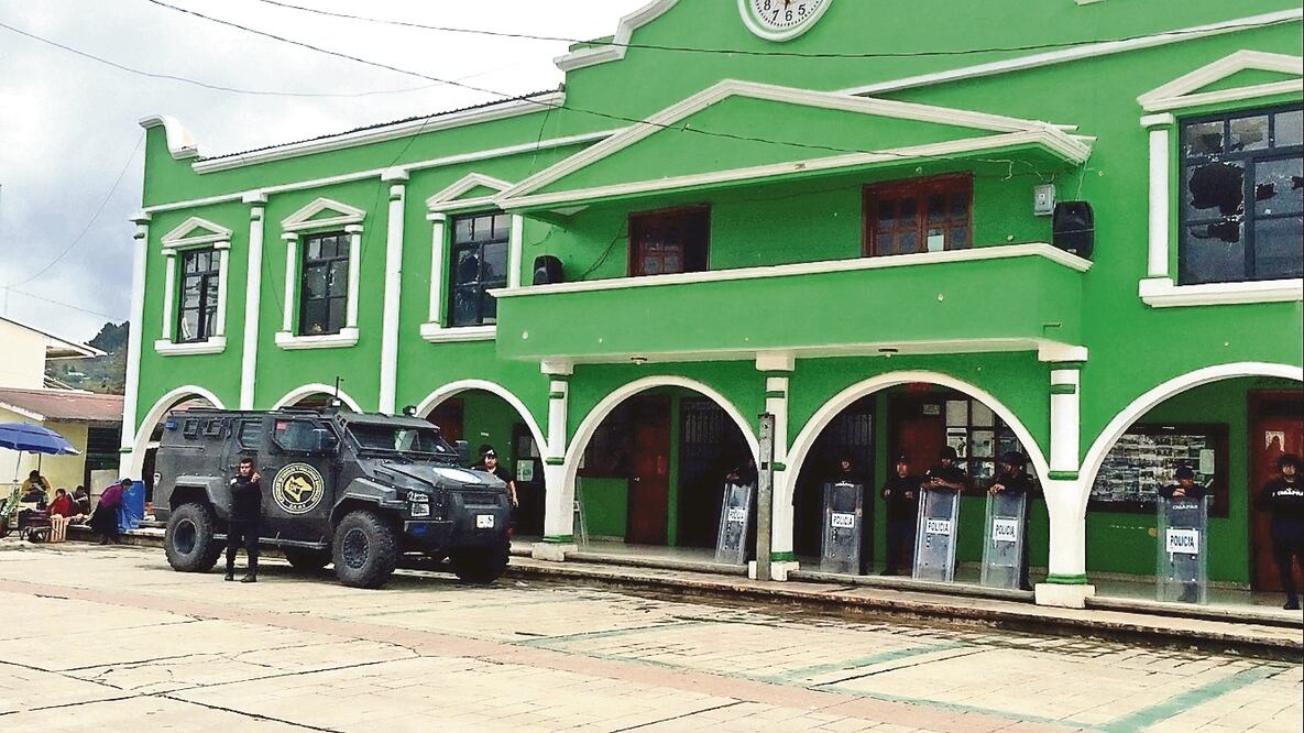 Policías estatales vigilan el ayuntamiento de San Juan Chamula, un día antes de que pobladores elijan al presidente municipal. El alcalde sustituto, Meteo Gómez, y su equipo renunciaron el viernes por recibir supuestas amenazas (FREDY MARTÍN)