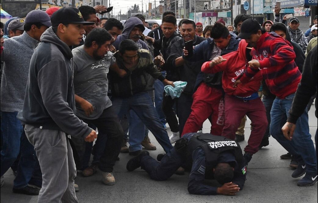 Luego de realizar un operativo contra pirotecnia clandestina en el municipio de Tultepec, pobladores inconformes agredieron a uniformados y lanzaron cohetones en protesta. 