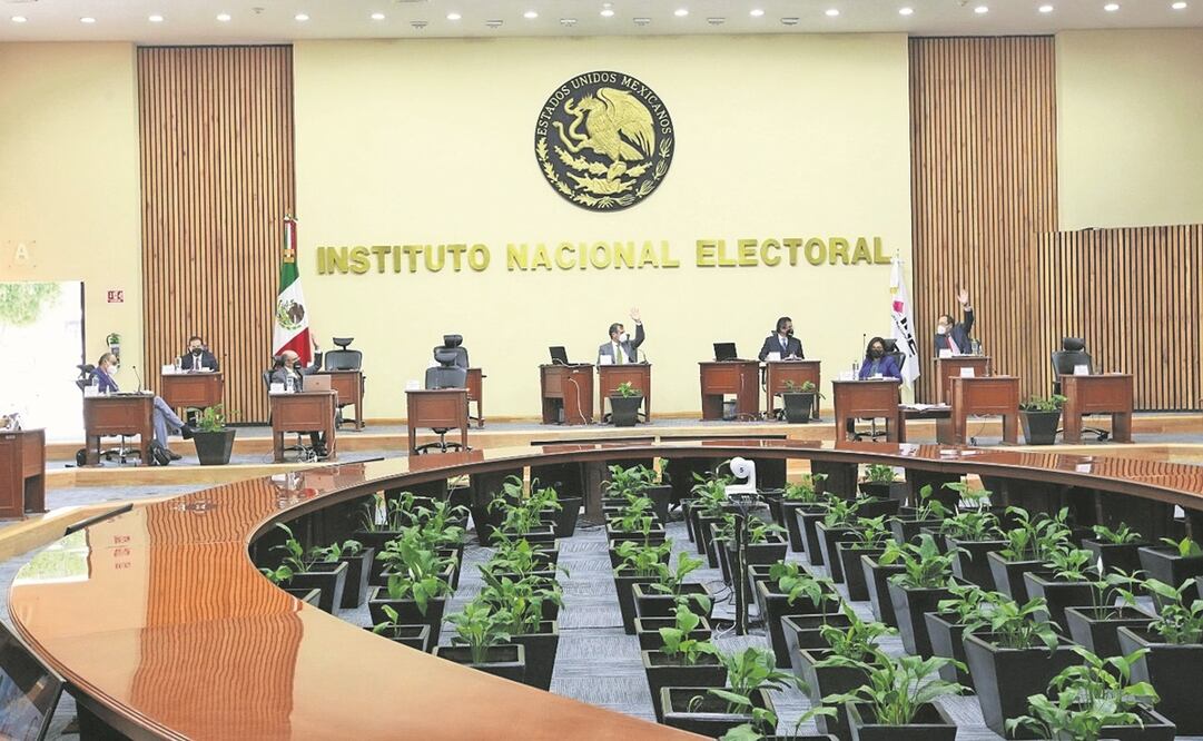 Durante la sesión de ayer, el Consejo General del INE detalló que de los 689.1 millones de pesos de multa, 662.8 millones de pesos corresponde a partidos nacionales y a los locales, 26.4 millones de pesos. Foto: Especial  