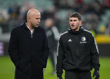 Santiago Giménez causa baja del Feyenoord a minutos de iniciar el juego de Europa League