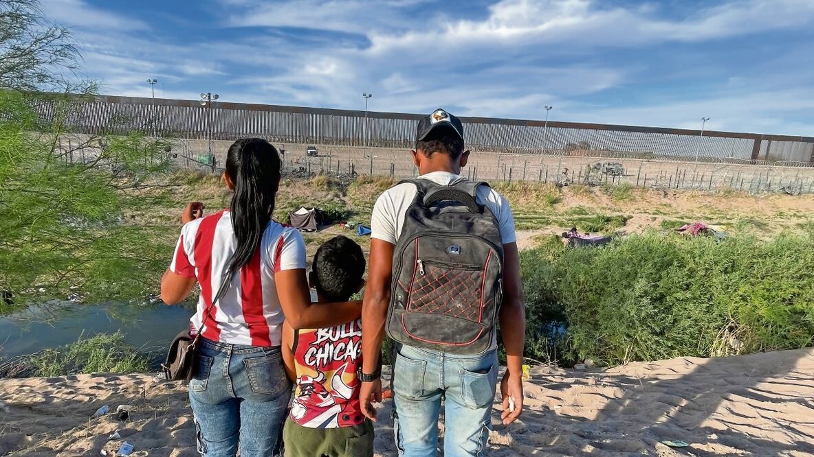 Fernando y su familia llevan tres días buscando una oportunidad para cruzar a Estados Unidos; el joven nicaragüense no pierde la esperanza de lograrlo. Foto: Paola Gamboa / El Universal
