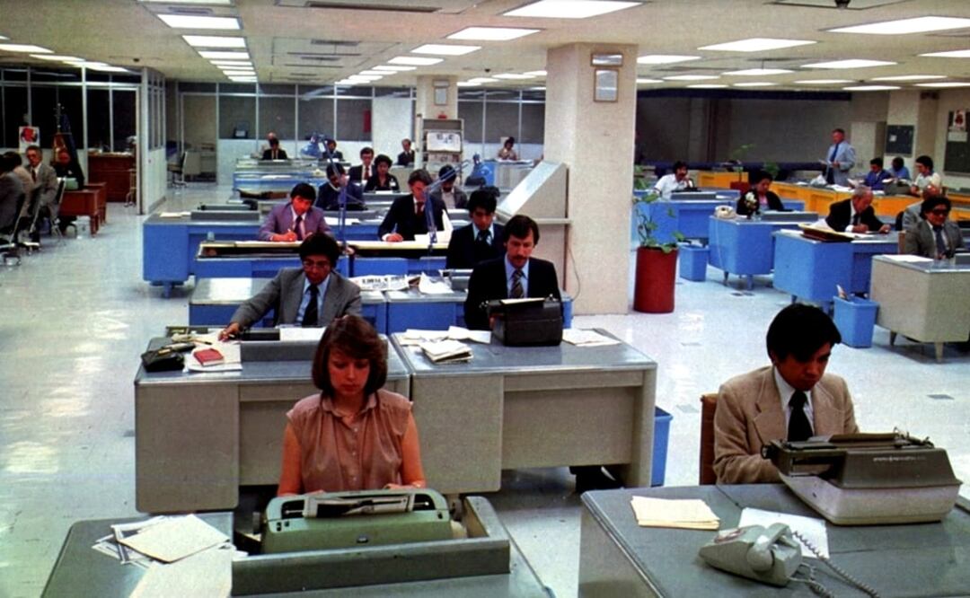 Las modernas máquinas de escribir eléctricas se encontraban en todos los escritorios de la Sala de Redacción del Gran Diario de México en la década de los setenta. Imagen: Col. Villasana-Torres