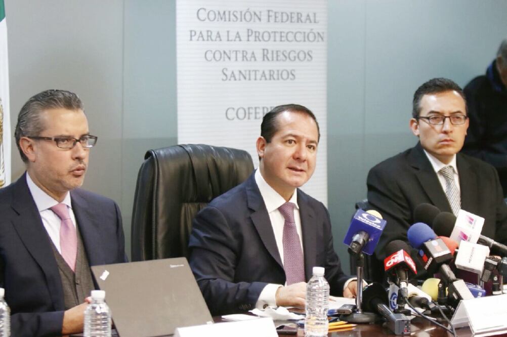 Julio Sánchez y Tépoz, titular de la Cofepris (izq.), dijo que en dos años han recibido 431 solicitudes para uso lúdico de marihuana (COFEPRIS)