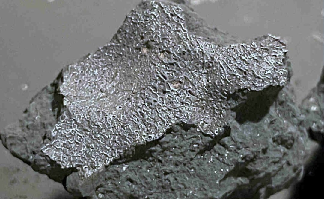 Fotografía cedida por SETI Institute donde se muestra un fragmento de meteorito. FOTO: EFE