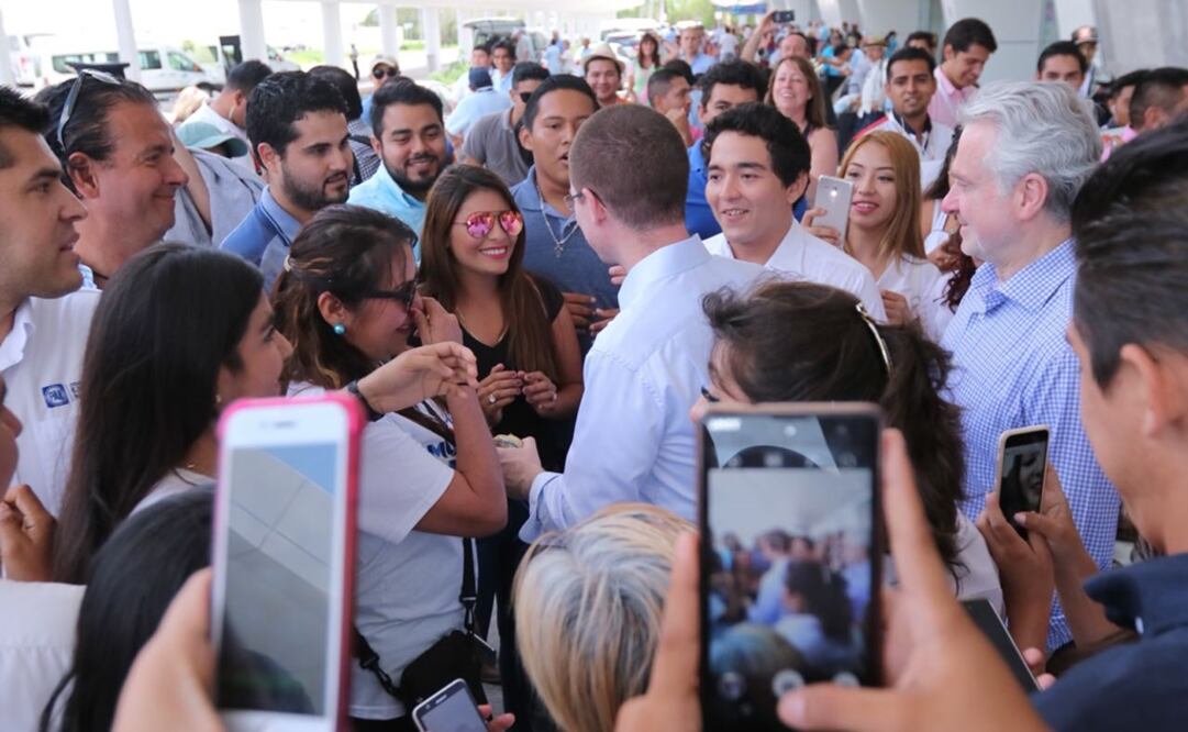 Jóvenes panistas reciben a Ricardo Anaya en el Aeropuerto de Cancún. Foto: Ariel Ojeda.