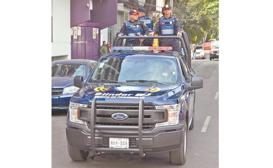 La policía revisa cámaras donde ocurrió el supuesto asalto. Berenice Fregoso. EL UNIVERSAL