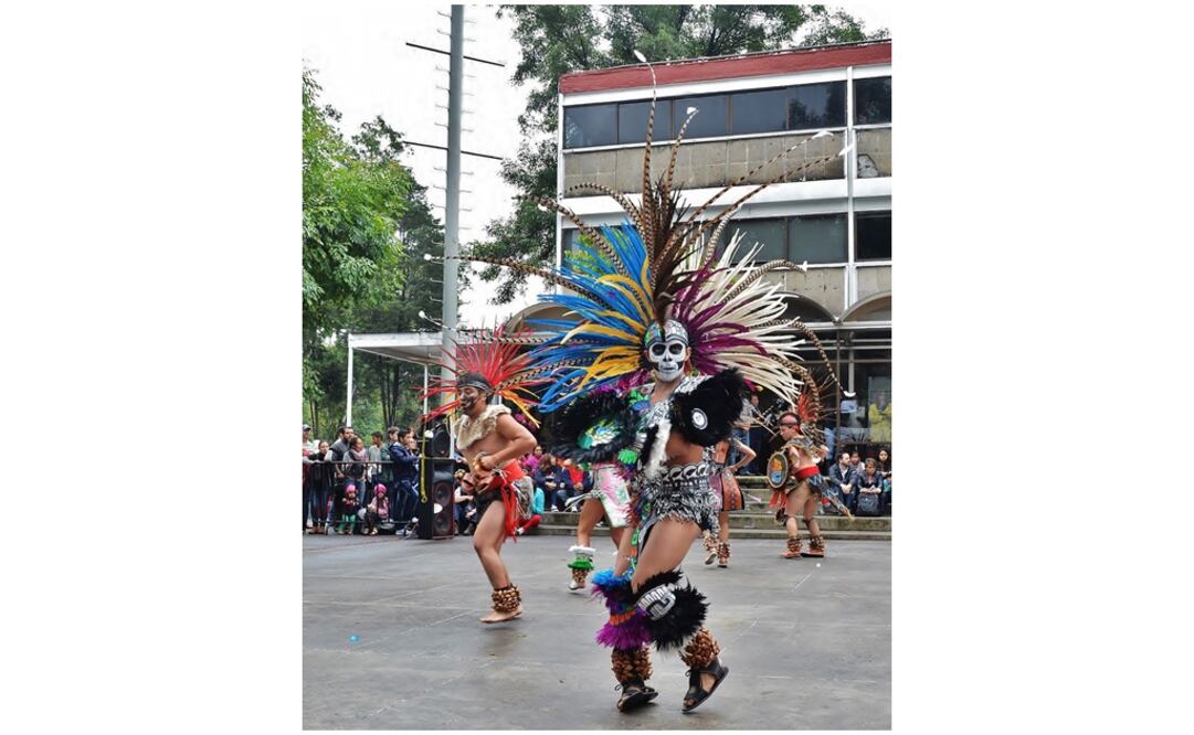 Un gran colorido, bailes y espectáculo se hicieron presentes en la Plaza Ángel Salas, del Centro Cultural del Bosque. Foto: Notimex