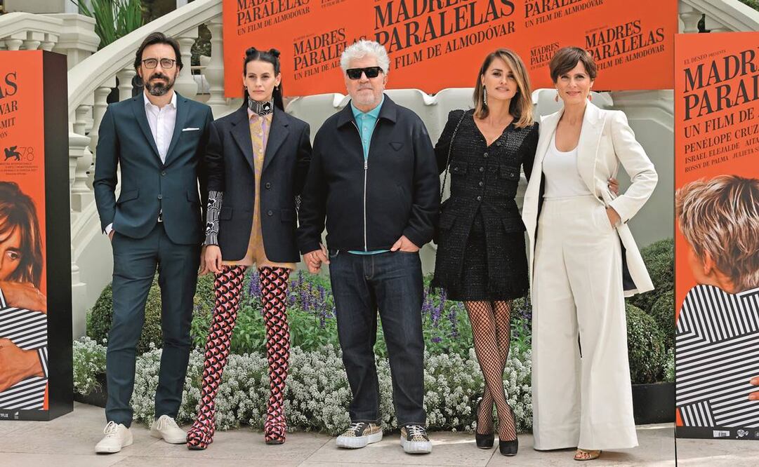 De izquierda a derecha, Israel Elejalde, Milena Smit, el director del filme Pedro Almodóvar, Penélope Cruz, y Aitana Sánchez-Gijón. Foto: EFE.