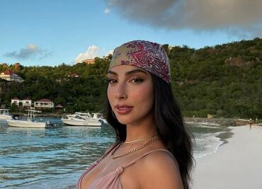 María Chacón encanta con hermoso vestido lencero de color rojo