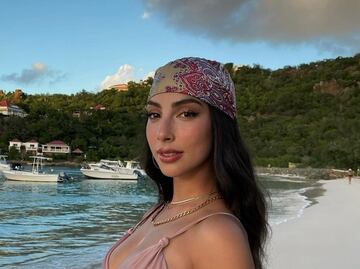 María Chacón encanta con hermoso vestido lencero de color rojo