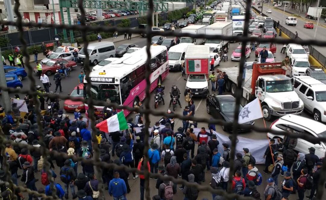 Policías federales bloquean acceso a Terminal 1 del AICM