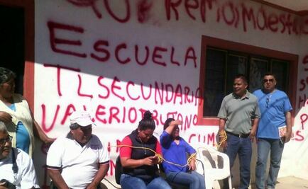 Amarran a supervisor escolar y a dos secretarias en Oaxaca