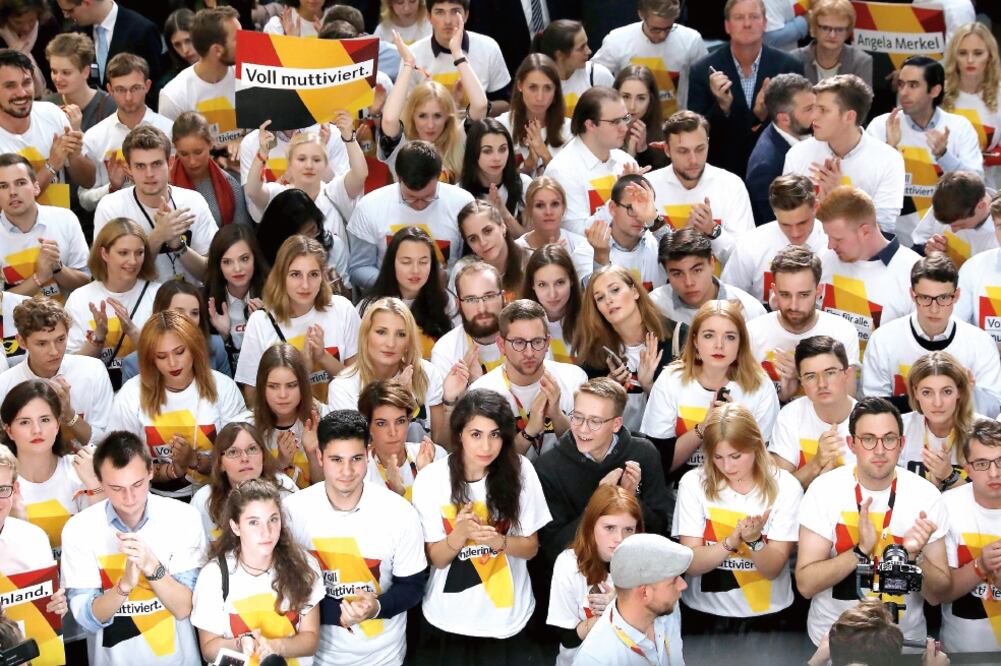 Simpatizantes de la Unión Democrática Cristiana (CDU) aplauden tras conocer los primeros resultados, que le dieron el triunfo a su partido (CARSTEN KOALL. EFE)